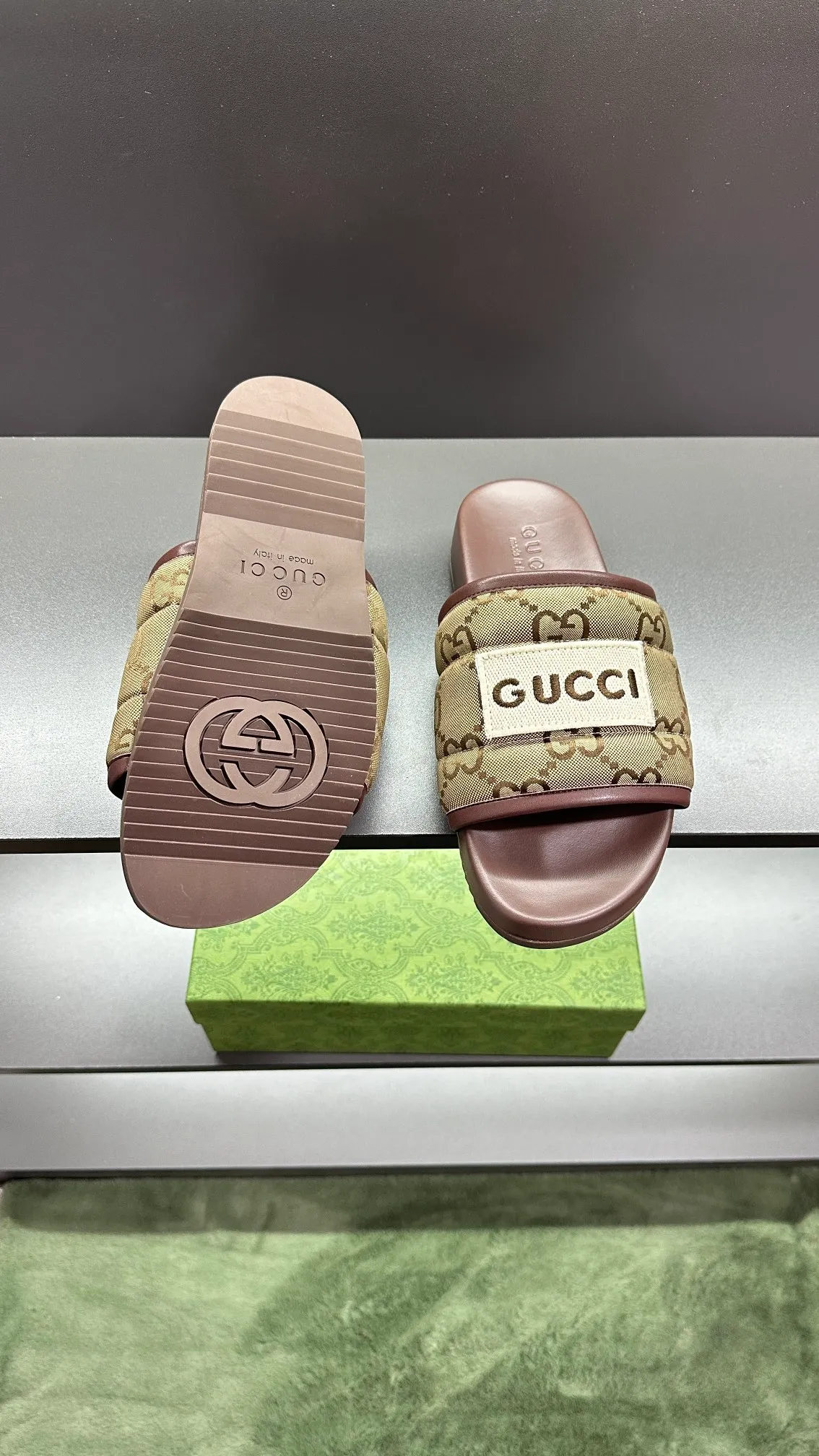 [G Family Couple Style] P: 300💰Female size 36~40 Men's size 39~45, (46. Custom-made Unisex GG slippers This slipper is made of GG polyester fiber and is decorated with a Gucci label on the front, adding a striking logo feel to the style. Beige GG recycled polyester fiber Unisex leather trim "Gucci Made in Italy" embroidered label Rubber sole Flat Made in Italy